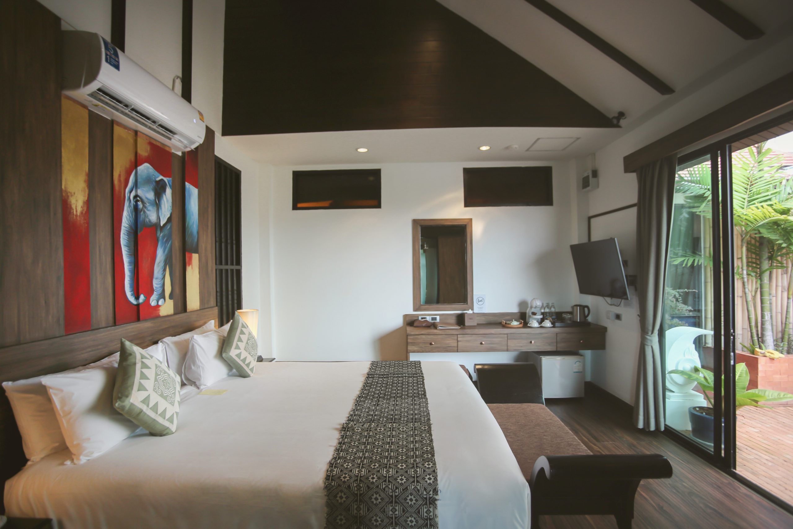 Oriental Suite Room - Large room with private garden